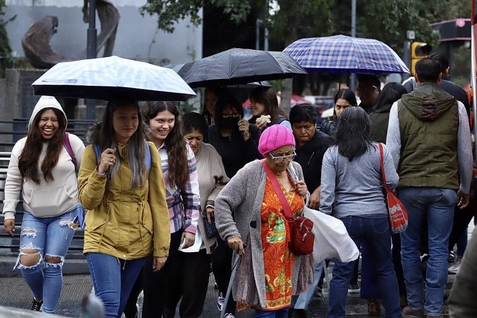 'El Radar Meteorológico muestra lluvias ligeras y lloviznas en la mayor parte del territorio capitalino', reportó Protección Civil.