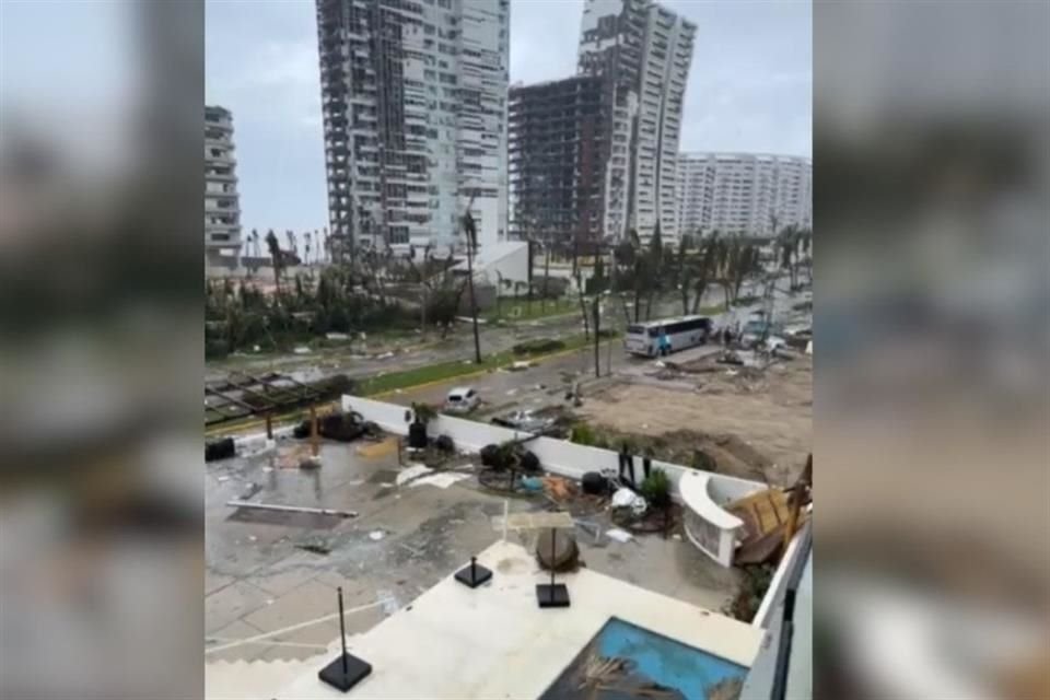 La Zona Diamante de Acapulco terminó con vialidades inundadas, palmeras caídas y edificios dañados por el huracán.