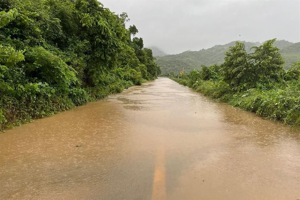 Empresas de transporte terrestre han cancelado sus operaciones debido a inundaciones y caída de piedras.