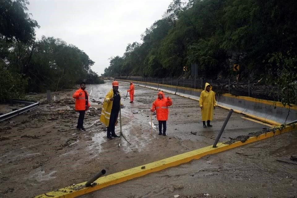 'Otis' causó deslaves que bloquearon caminos y carreteras en Guerrero.