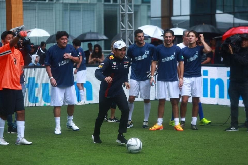 El piloto mexicano demostró una vez más su calidad con el futbol.