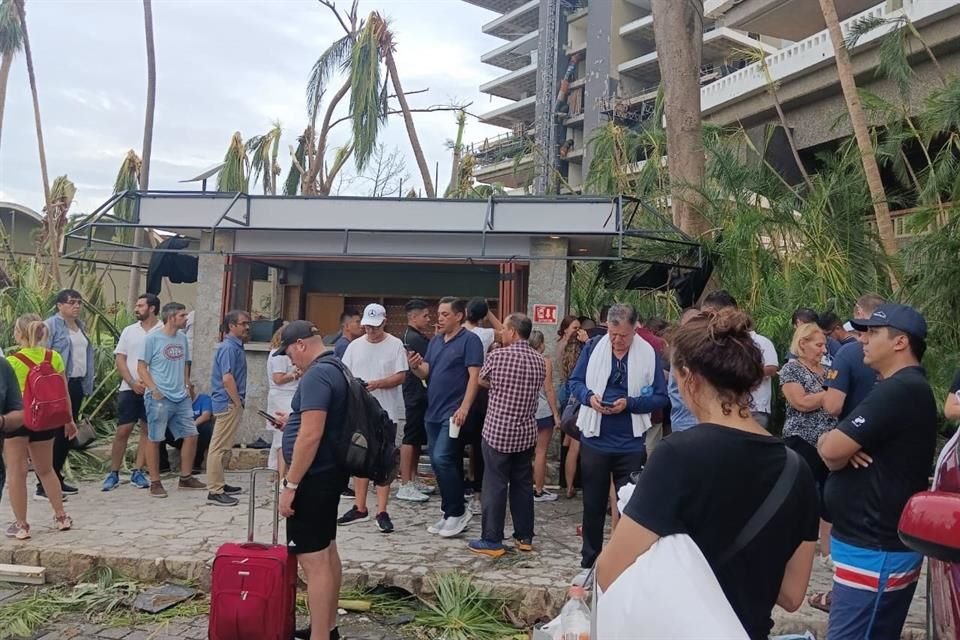 AMLO estimó que para el Tianguis Turístico de abril de 2024 en Acapulco se 'reestrenarán' 35 hoteles, de los 377 que solicitaron créditos.