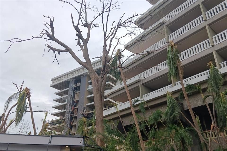 El huracán 'Otis' dejó severos daños en Acapulco, incluyendo la devastación del icónico Hotel Princess y el centro comercial Galerías Diana.