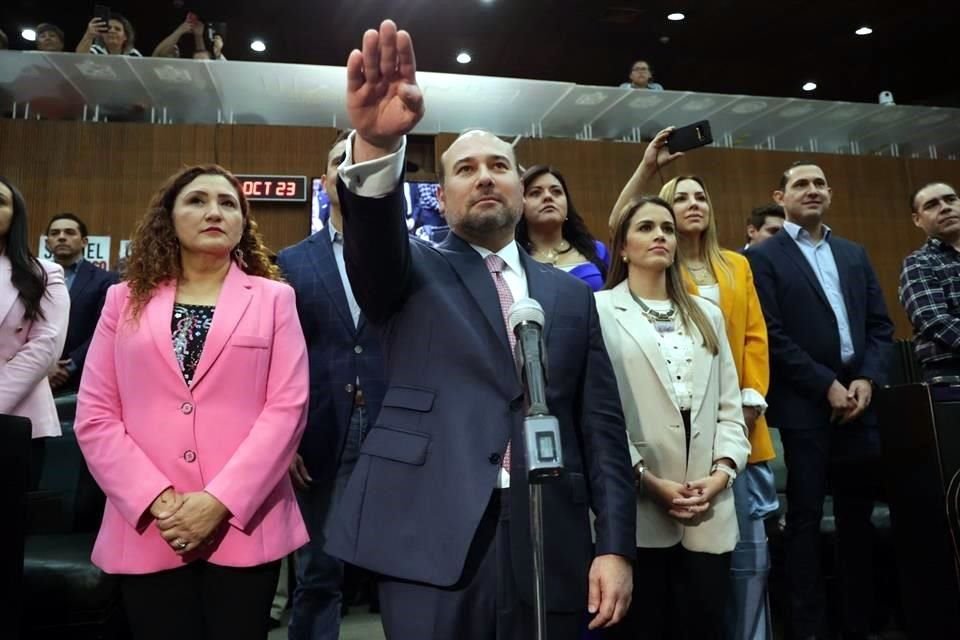 Arturo Salinas tomó protesta como Gobernador Interino ante el Congreso local.