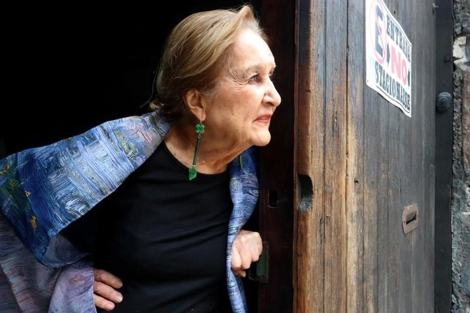 Rina Lazo -aquí en la puerta de la Casa Colorada, o de la Malinche, poco antes de fallecer- nació el 30 de octubre de 1923, no el día 23, como se ha difundido erróneamente en internet.