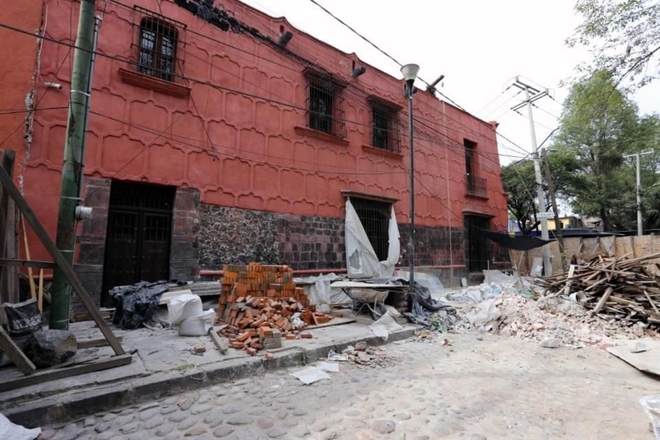 El inmueble donde vivió la artista y su marido, Arturo García Bustos, 'Los Fridos', resultó dañado por los sismos de 2017, y todavía espera su rehabilitación integral.