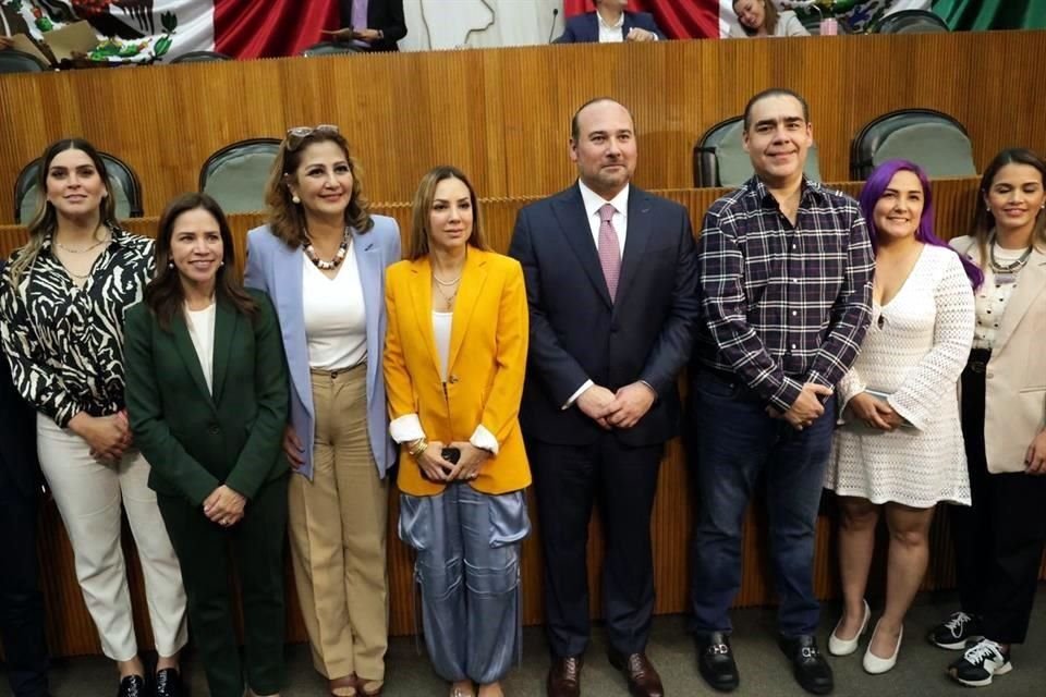 Arturo Salinas junto a la bancada priista del Congreso local.