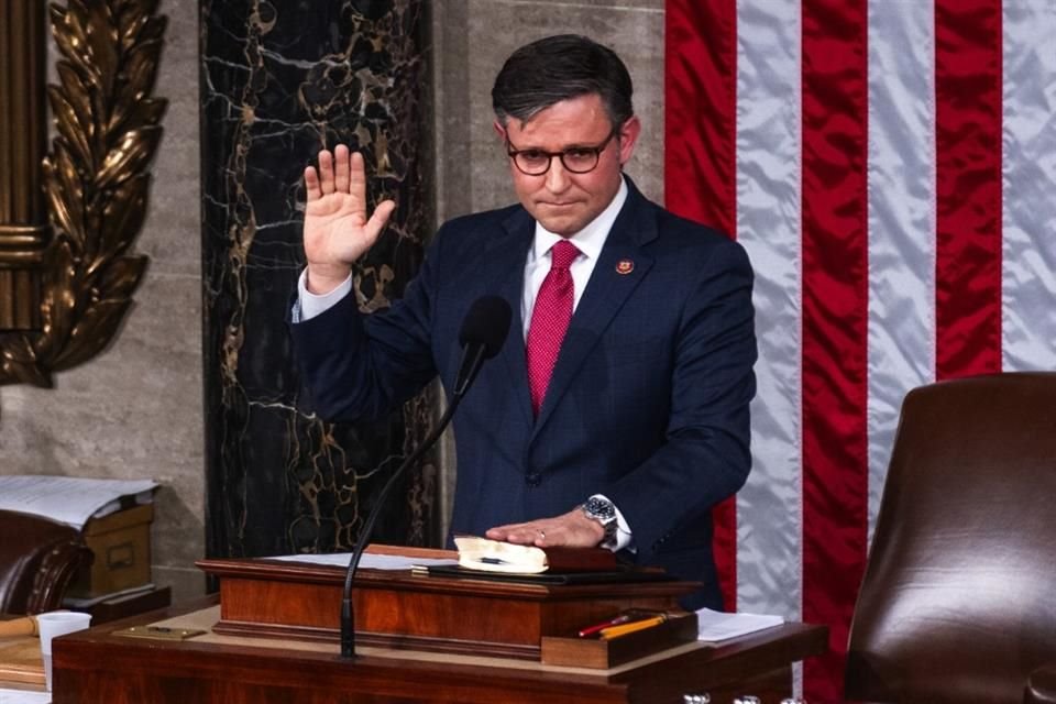 El recién elegido presidente de la Cámara de Representantes estadounidense, Mike Johnson, presta juramento del cargo en Washington.