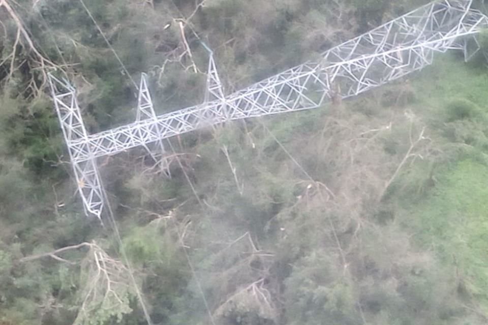 La CFE informó que, tras realizar un sobrevuelo en el área afectada, se identificaron 58 estructuras colapsadas de las líneas de alta tensión.