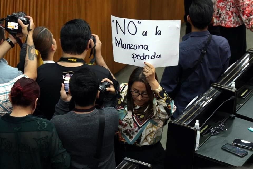 Incluso mostraron carteles en contra de Arturo Salinas.