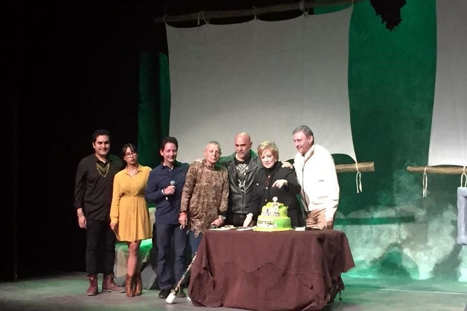 El actor César Bono celebró 22 años de estar al frente del monólogo 'Defendiendo Al Cavernícola'.