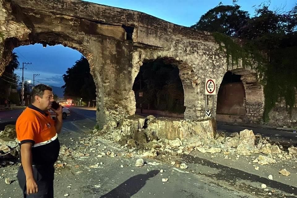 El choque generó severos daños a la estructura. considerada monumento histórico por el INAH, y ocasionó que algunas secciones cayeran.