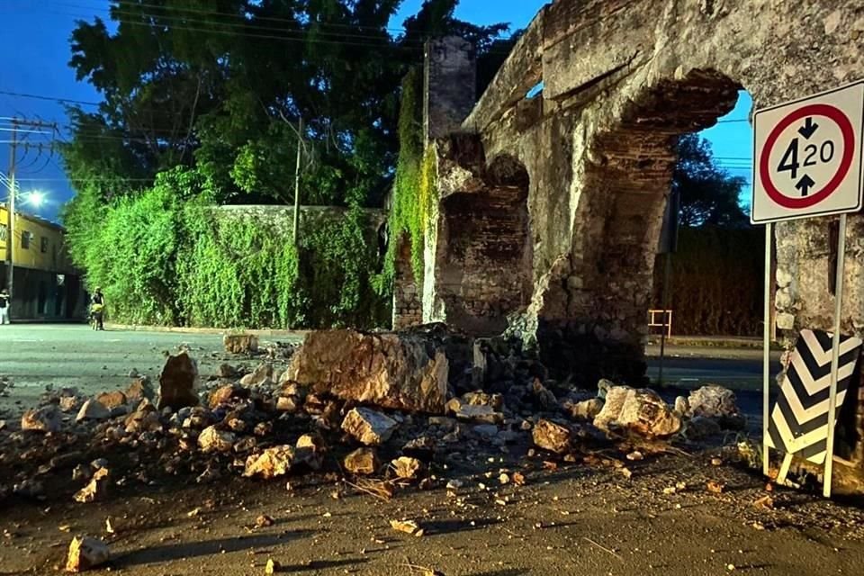 El choque generó severos daños a la estructura. considerada monumento histórico por el INAH, y ocasionó que algunas secciones cayeran.