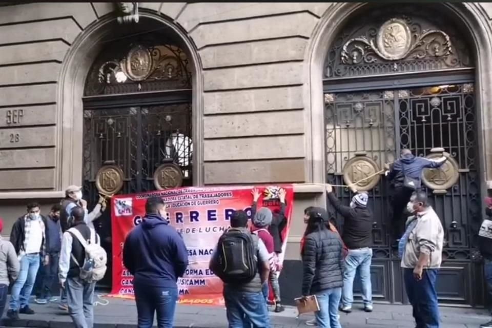 Al llegar tocaron fuerte las puertas mientras gritaban: '¡Solución, solución a la mesa de negociación!'