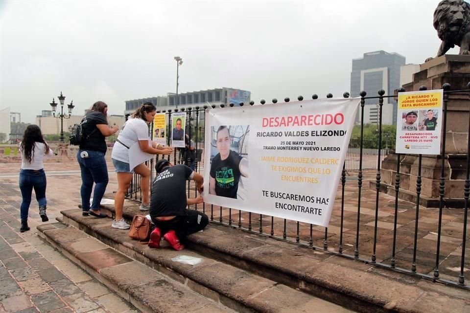 Ante la falta de respuesta de autoridades de Nuevo León y Tamaulipas, hoy más de 20 familiares se manifiestan pacíficamente frente al Palacio de Gobierno en busca de acciones.