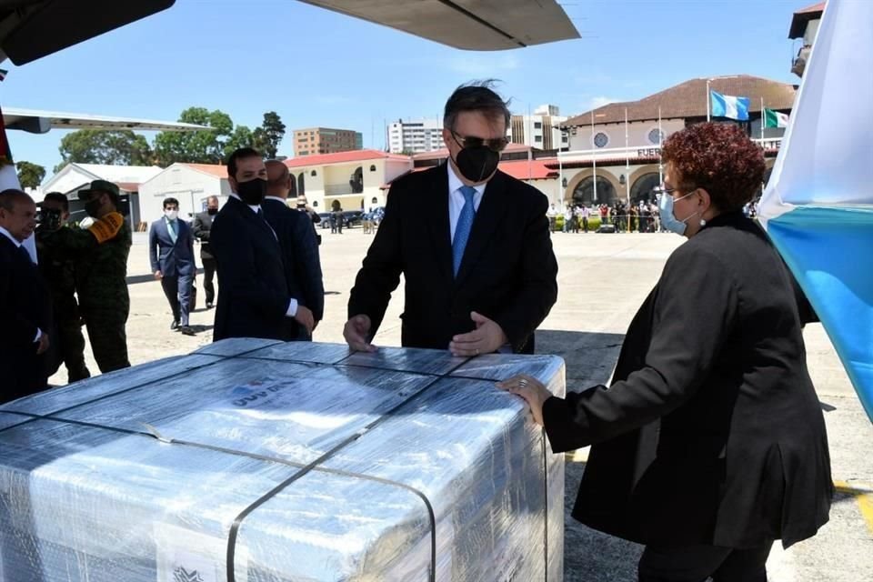 Ebrard entregó personalmente las vacunas.