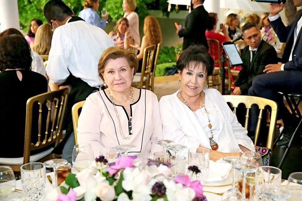 Mame Madero y Cecilia de la Fuente de Martínez