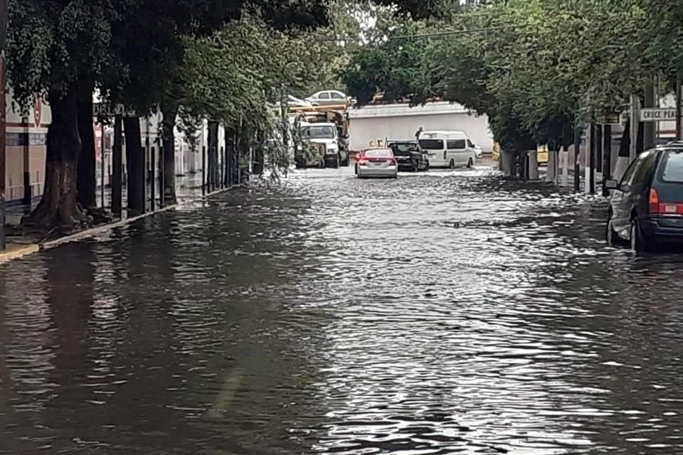 Así el encharcamiento en la calle del Ciprés, entre Mimosas y Río Consulado, Colonia Atlampa, Alcaldía Cuauhtémoc.