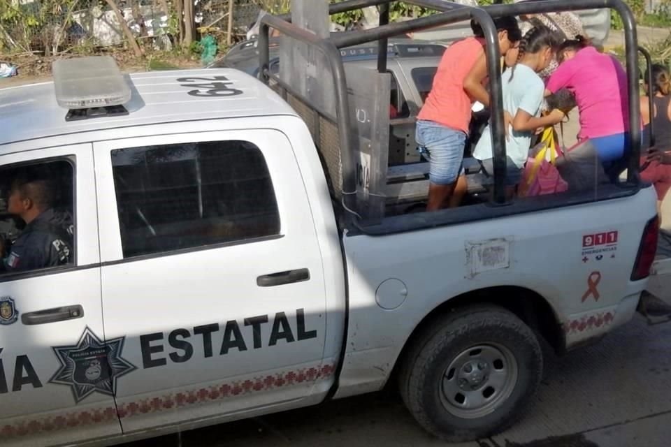 A la entrada de Acapulco, algunas patrullas estatales tipo Pick Up han auxiliado a las personas transportándolas en la batea.