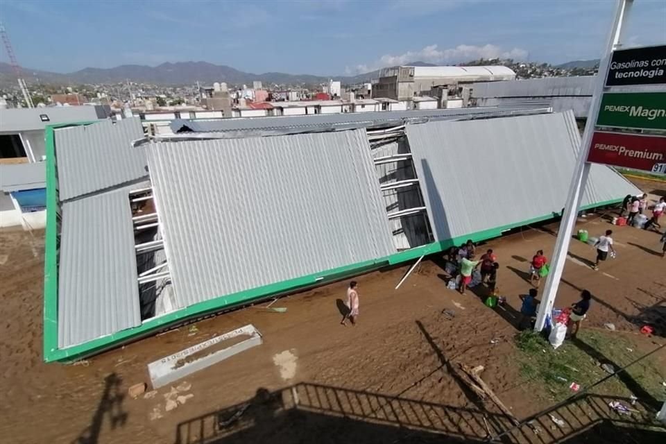 Esta mañana, vecinos de las Colonias como Nopalitos, Sector 6, Arboledas corrieron el rumor de que saquearían la tienda y bajaron a ver qué encontraban.