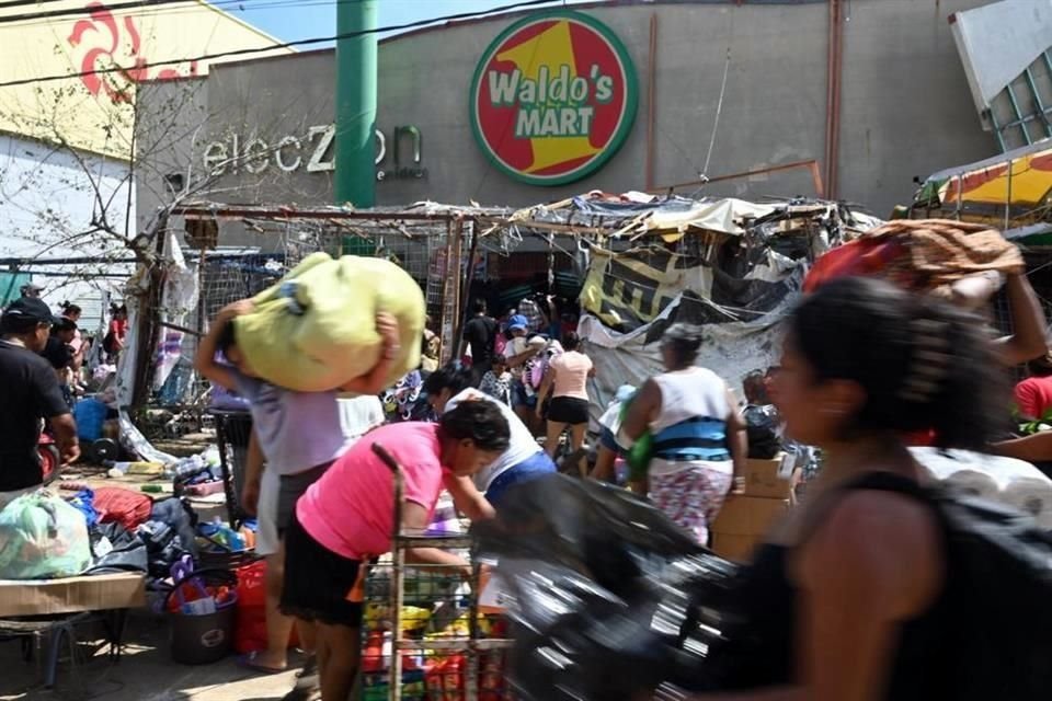 Diversas tiendas han sido saqueadas por pobladores de Acapulco.