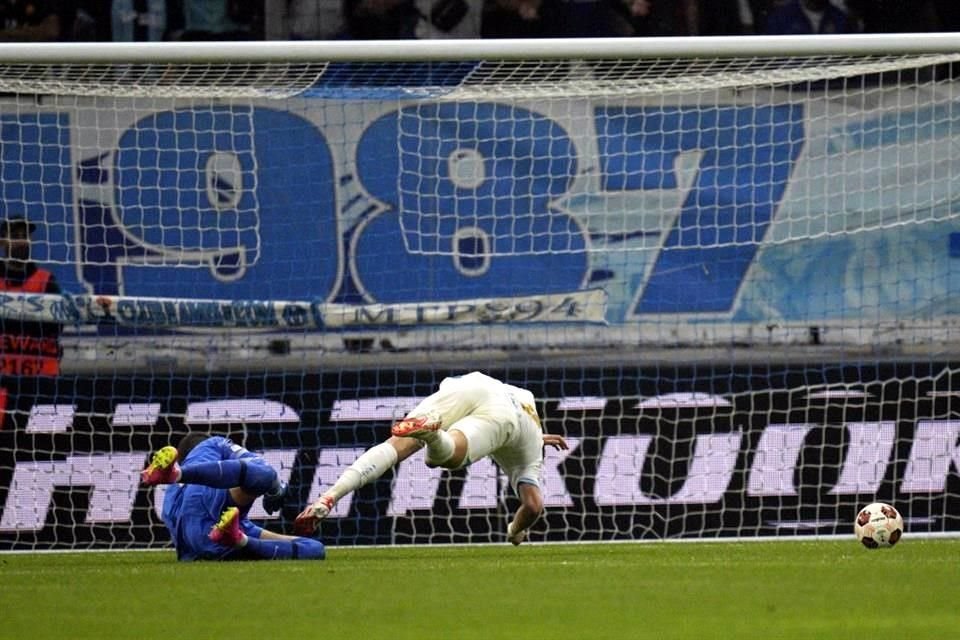 Cican Stankovic cometió un gran error en la salida, después cometió penal y vio la roja directa.