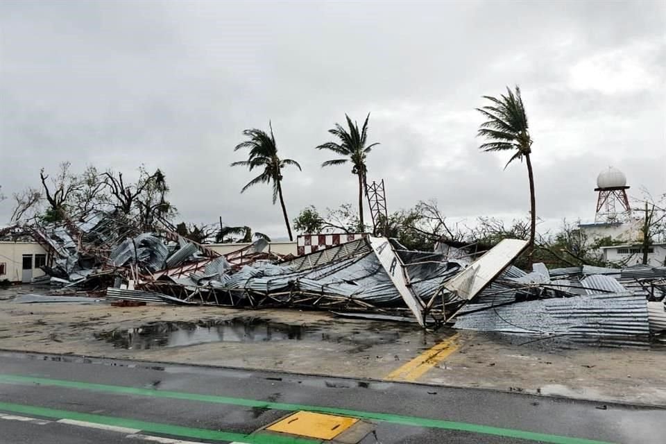 El hangar de la Secretaría de Marina en el aeropuerto de Acapulco quedó totalmente destruido tras el impacto de 'Otis'.