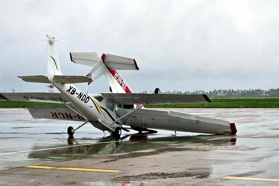 Varias aeronaves que se encontraban en el aeropuerto de Acapulco durante el impacto de 'Otis' quedaron volcadas en las pistas, en los hangares y contra las oficinas.