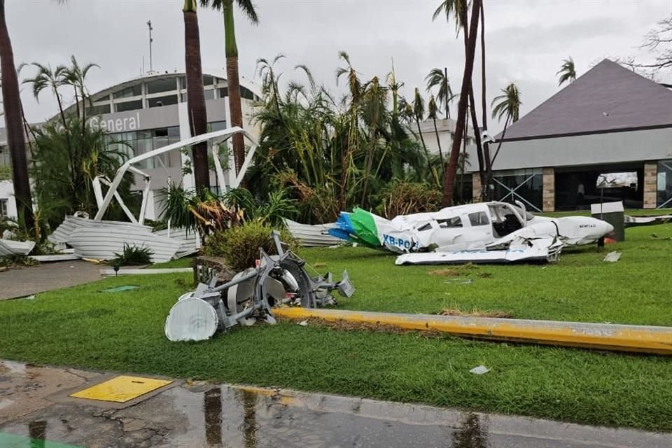 Daños en la infraestructura y en las avionetas que se encontraban en el aeropuerto de Acapulco durante el impacto de 'Otis' como huracán categoría 5.