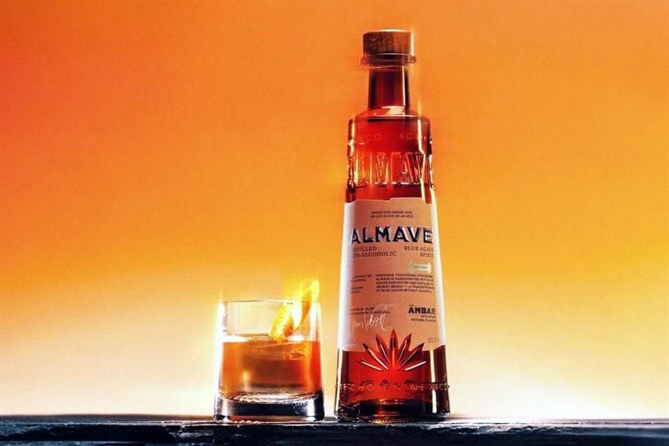 Almave no es un tequila; es una nueva forma de disfrutar el carácter y la frescura del agave, y está pensado para tomarse derecho o en cocteles.