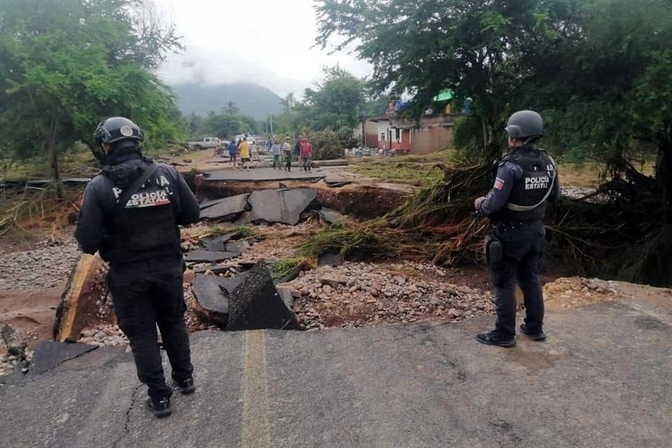 Se registraron los colapsos del puente Amuco, en el tramo carretero Coyuca-Ajuchitlán, y el de Las Truchas, en el tramo Ajuchitlán-San Miguel.