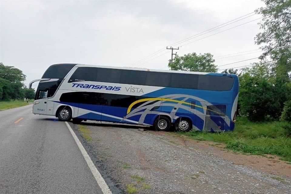 Pasajeros de un autobús fueron transbordados a otra unidad debido a un enfrentamiento armado en Tamaulipas.