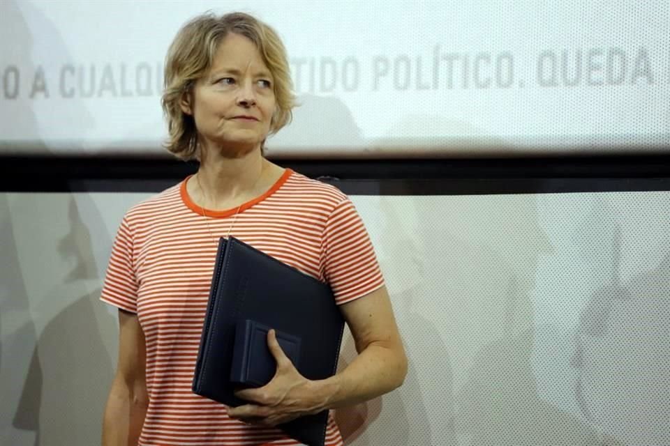 La actriz Jodie Foster fue galardonada con la Medalla de la Filmoteca de la UNAM durante el Festival de Cine de Morelia.