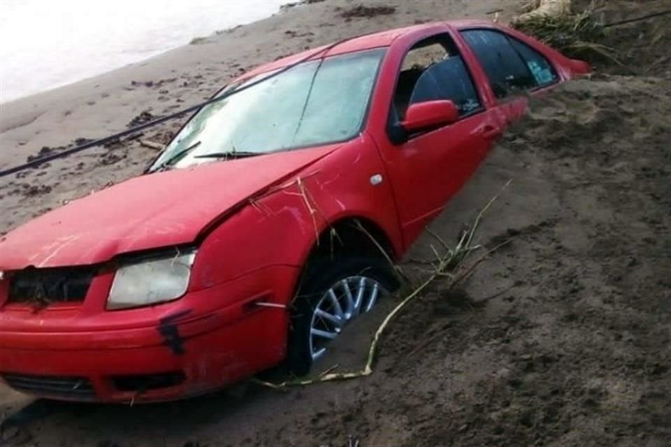 Autos varados se ven en diversas vialidades de Coyuca, Guerrero.