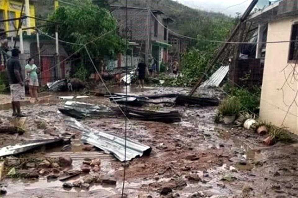 Las calles del Municipio de Coyuca de Benítez, en la región de Costa Grande, quedaron sumidas en el lodo.