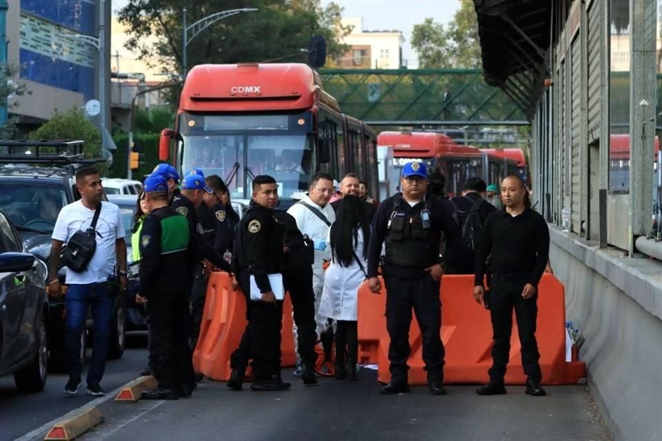 El conductor hizo avanzar la unidad mientras la mujer había quedado prensada entre el transporte y el andén.