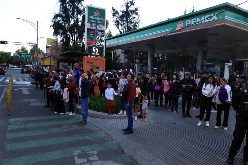 Transeúntes protestaron por el atropellamiento de la joven.