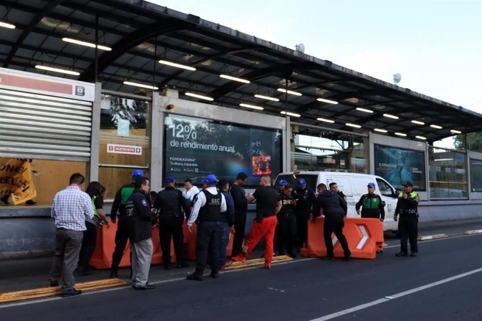 La joven quedó sobre el carril confinado de la estación Buenavista del Metrobús.