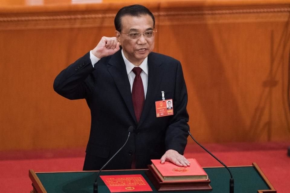 El Primer Ministro Li Keqiang tomando juramento tras ser reelegido el 18 de marzo del 2018.