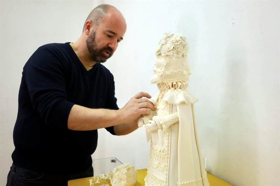 Las obras de José Ignacio González 'están inspiradas en el ritual de la muerte del siglo pasado, cuando un niño fallecía lo fotografiaban vestido con sus ropones, de ángel, de algún santo o virgen'.