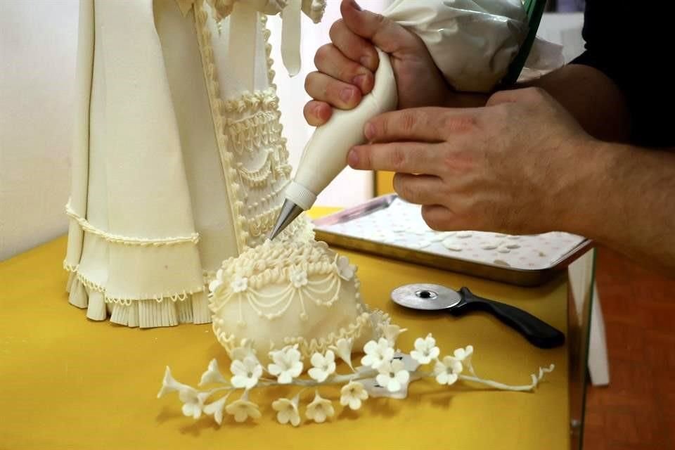 Para realizar las esculturas, José Ignacio dedicó tres meses, pues cada pieza tiene detalles de flores y texturas.