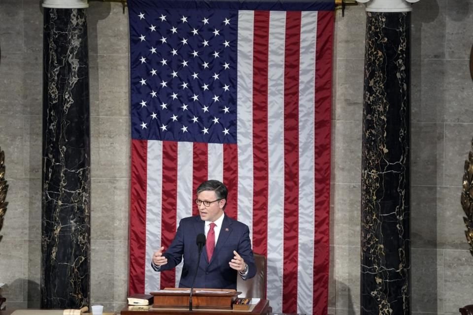 El presidente electo de la Cámara de Representantes, el republicano Mike Johnson, habla en el recinto, Washington, 25 de octubre de 2023.