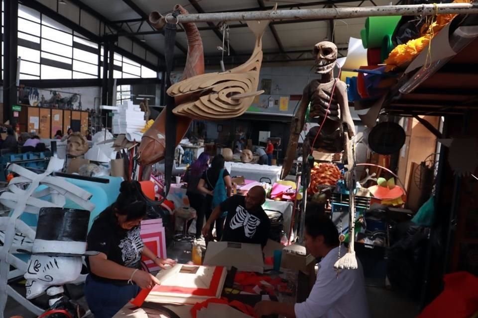 Las instalaciones de la Fábrica de Artes y Oficios Oriente albergan la fabricación de algunas piezas del Desfile de Muertos.