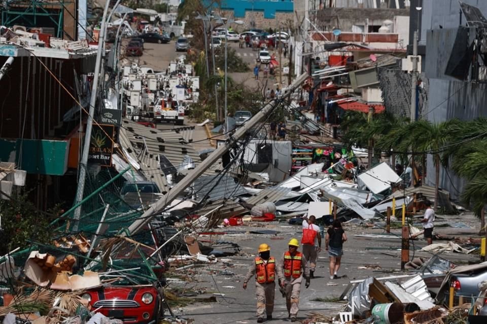 Sin reportar mayores avances, Sedena dijo que la situación de agua potable en Acapulco es crítica y que hay muchos postes de luz tirados.