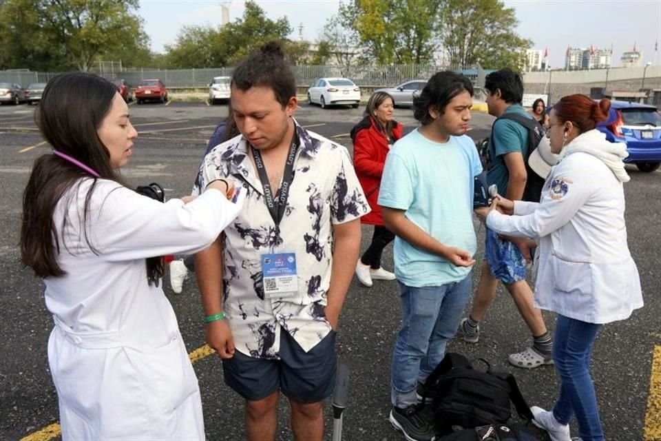 Al bajar de los camiones, los alumnos fueron revisados y se reportaron con buen  estado de salud. Solo uno fue atendido por una cortadura en el pie.