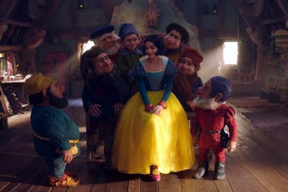 Disney dio a conocer la primera imagen de Rachel Zegler como 'Blancanieves', pero también dio a conocer que su estreno se aplaza para 2025.