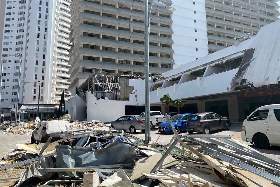 Hoteles y comercios que antes fueron motivo de atracción turística, ahora lucen deteriorados y algunos yacen bajo las ruinas.