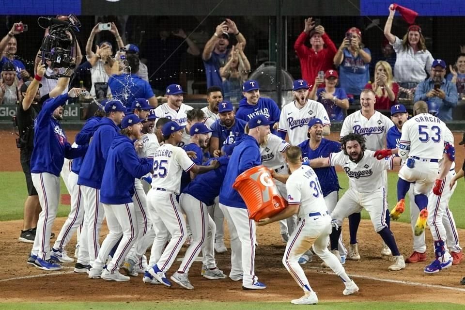 Los Rangers celebraron como locos el triunfo tras dejar en el campo a los Diamondbacks.