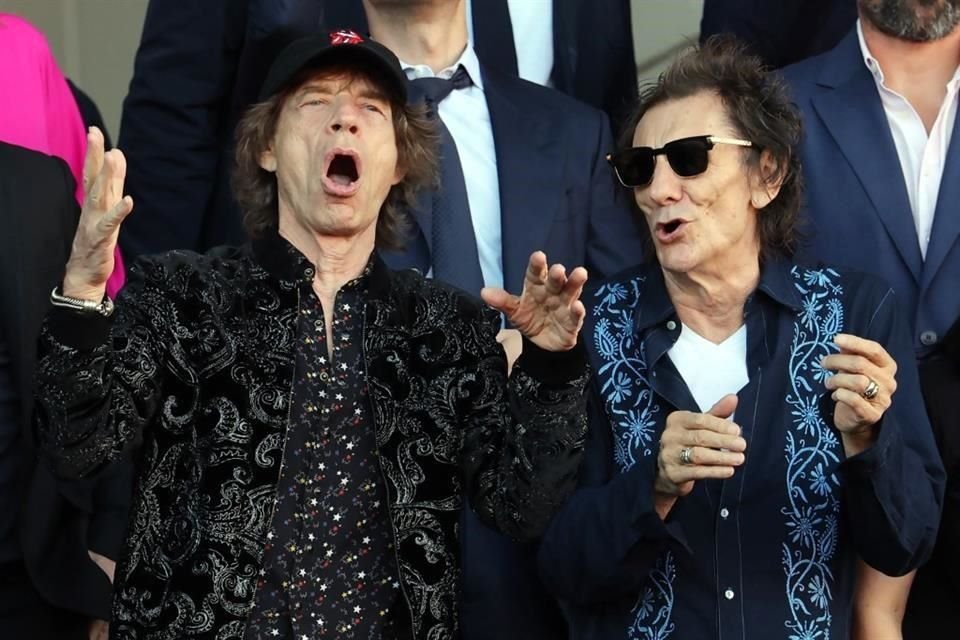 Mick Jagger y Ronnie Wood fueron los espectadores de lujo en el partido clásico de futbol entre Barcelona y Real Madrid.