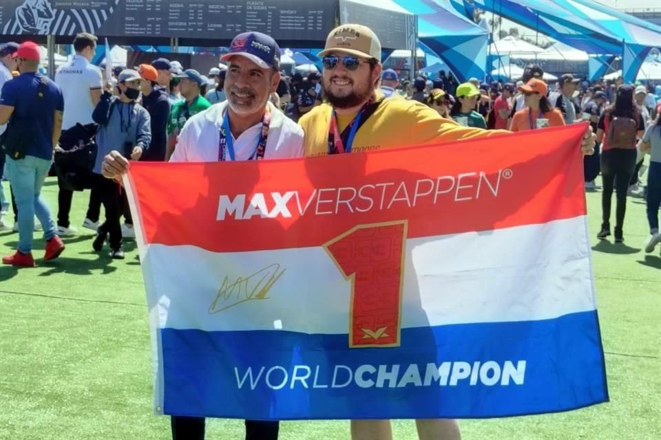 Este par de aficionados no ocultó su admiración por el actual triple campeón de la Fórmula Uno, el neerlandés Max Verstappen.